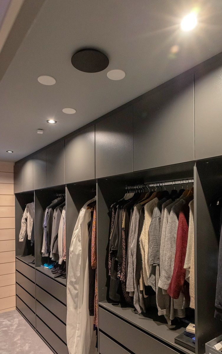 I punti del guardaroba sono collocati in modo funzionale vicino agli appendiabiti